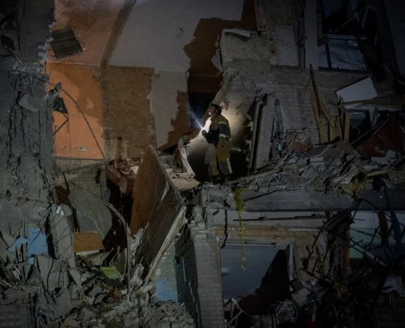 Rusya ordusunun Ukrayna'nın Sumy kentindeki 9 katlı apartmana düzenlediği saldırıda en az 2 kişi hayatını kaybetti.