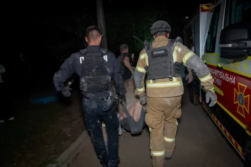 Rusya ordusunun Ukrayna'nın Sumy kentindeki 9 katlı apartmana düzenlediği saldırıda en az 2 kişi hayatını kaybetti.