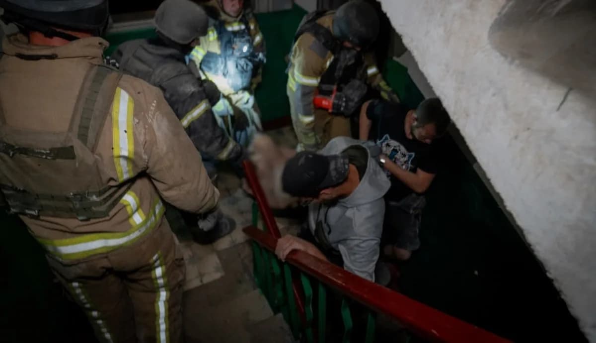 Rusya ordusunun Ukrayna'nın Sumy kentindeki 9 katlı apartmana düzenlediği saldırıda en az 2 kişi hayatını kaybetti.