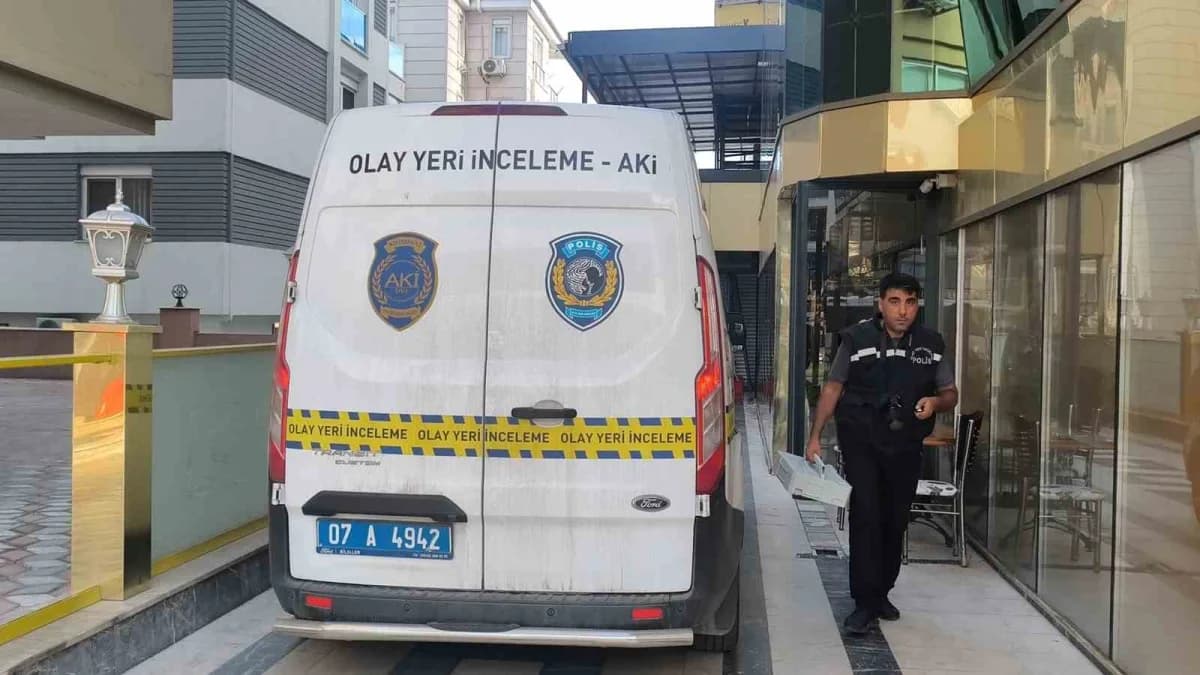 Antalya’da Rus uyruklu turist yaklaşık 10 gündür konakladığı otelin koridorunda ölü bulundu.