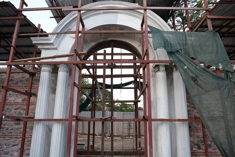 Sadabad Sarayı’nda tarihî bahçe duvarları ile 6 anıtsal kapının restorasyonunda son aşamaya gelindi.