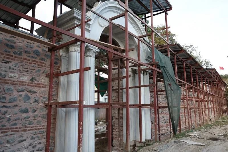 Sadabad Sarayı’nda tarihî bahçe duvarları ile 6 anıtsal kapının restorasyonunda son aşamaya gelindi.