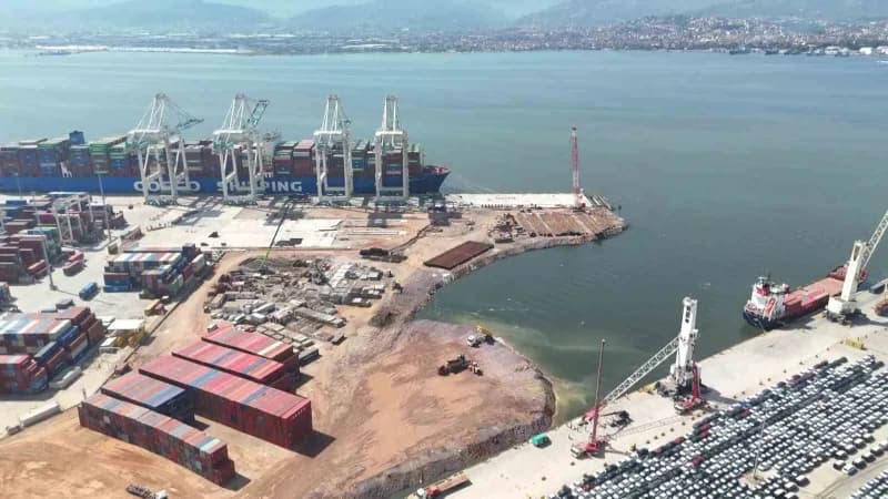 Kocaeli'nin Derince ilçesinde Safiport Limanı, yıllar içerisinde yapılan deniz dolgularıyla 450 bin metrekareden 1,2 mil