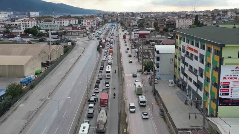 Kocaeli'nin Derince ilçesinde Safiport Limanı, yıllar içerisinde yapılan deniz dolgularıyla 450 bin metrekareden 1,2 mil