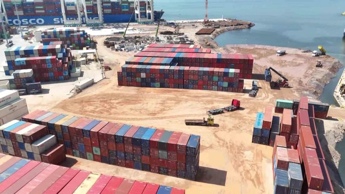 Kocaeli'nin Derince ilçesinde Safiport Limanı, yıllar içerisinde yapılan deniz dolgularıyla 450 bin metrekareden 1,2 mil