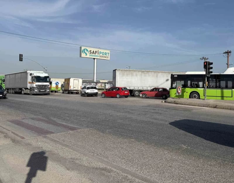 Kocaeli'nin Derince ilçesinde Safiport Limanı, yıllar içerisinde yapılan deniz dolgularıyla 450 bin metrekareden 1,2 mil