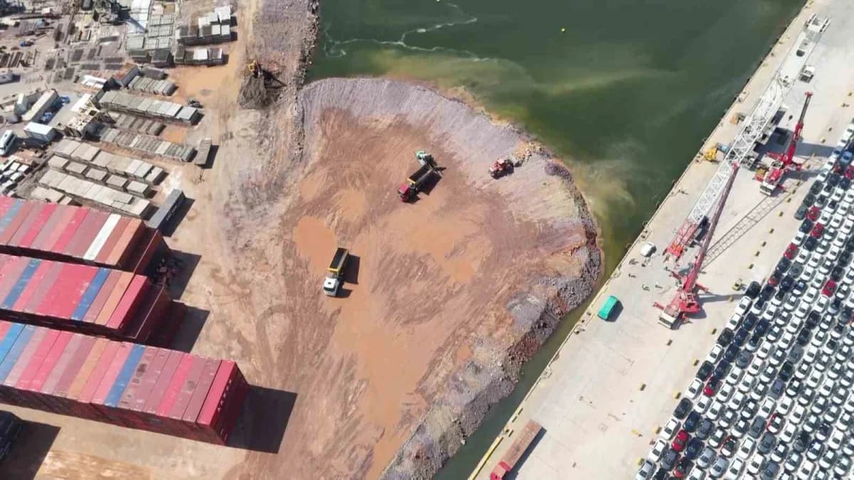 Kocaeli Derince'de Safiport Limanı'nın deniz dolgusu ile genişleyen liman sahasının drone ile çekilmiş görüntüsü