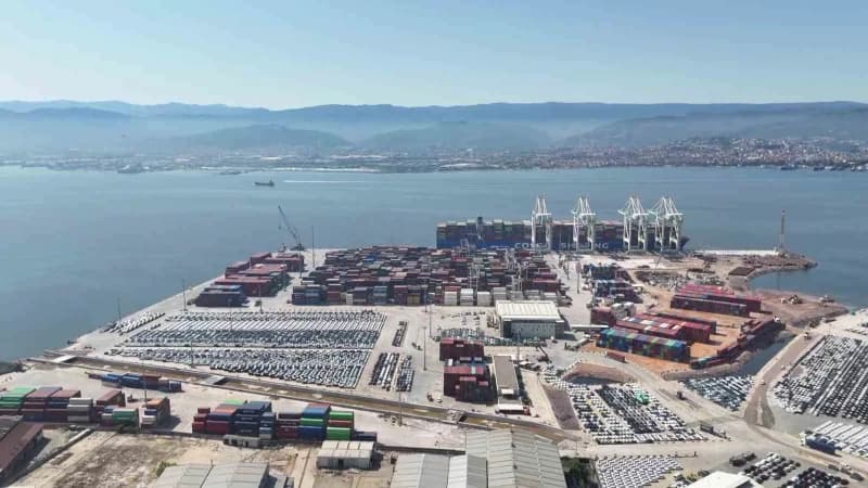 Kocaeli'nin Derince ilçesinde Safiport Limanı, yıllar içerisinde yapılan deniz dolgularıyla 450 bin metrekareden 1,2 mil