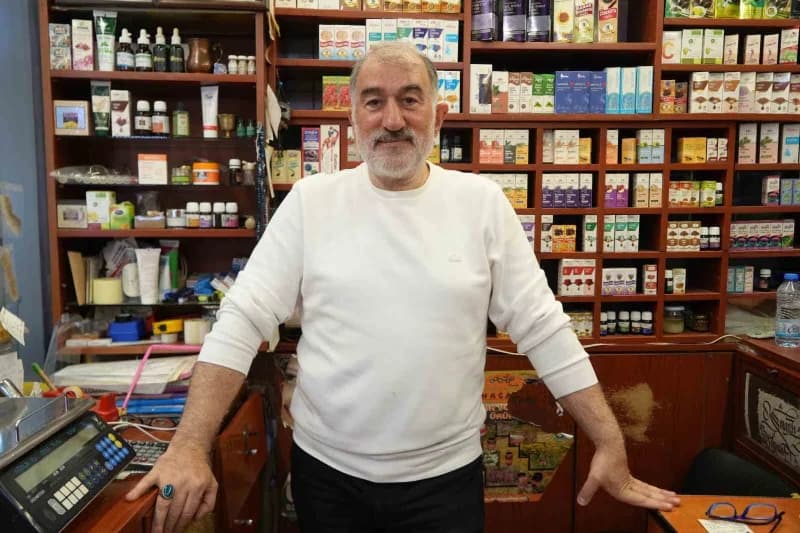 Kocaeli’nin İzmit ilçesinde 29 yıldır aktarlık yapan Nurettin Tezel, safranın kullanım alanlarını ve yüksek fiyatının ne