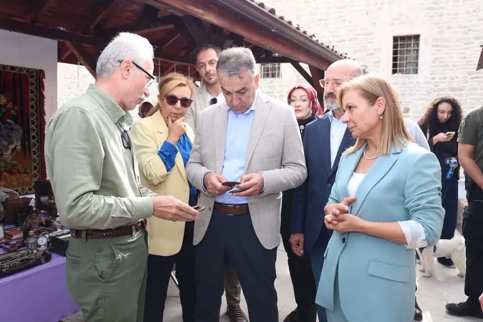 Karabük'ün Safranbolu ilçesinde antika pazarı açıldı. Karabük Valisi Oktay Çağatay, Safranbolu Kaymakamı Hayrettin Baskı