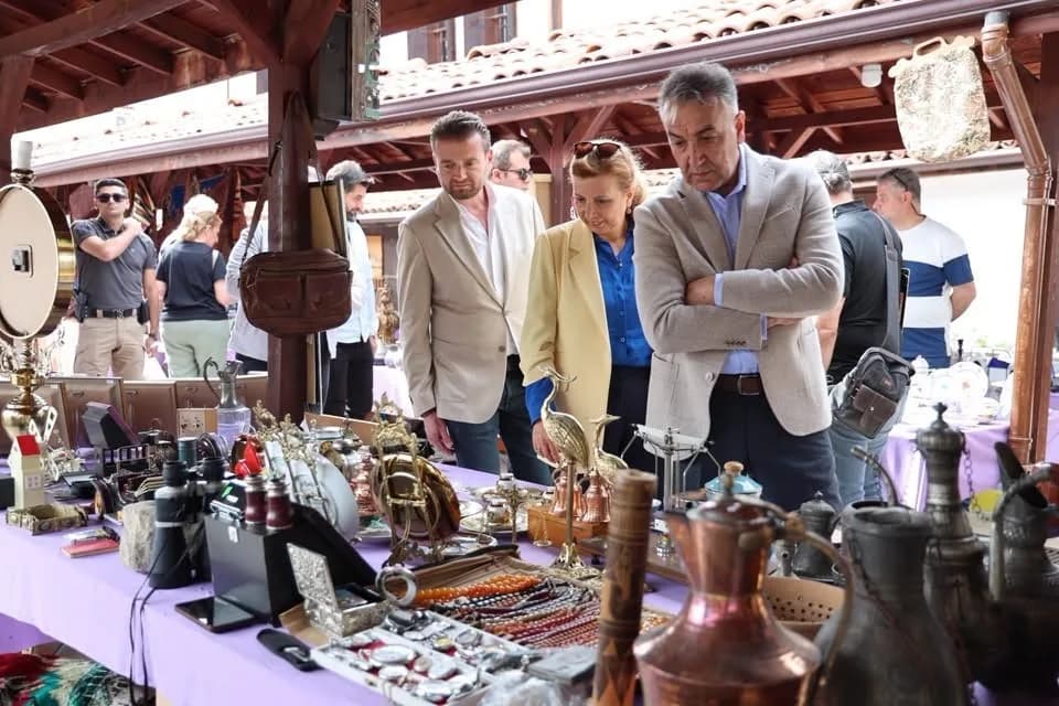 Safranbolu Tarihi Çarşı’da açılan antika pazarında sergilenen nostaljik ürünler ve ziyaretçiler