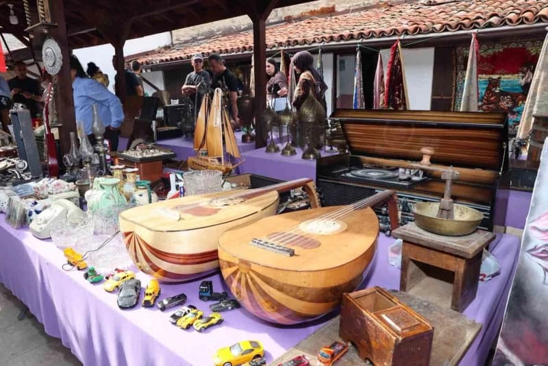 Karabük'ün Safranbolu ilçesinde antika pazarı açıldı. Karabük Valisi Oktay Çağatay, Safranbolu Kaymakamı Hayrettin Baskı