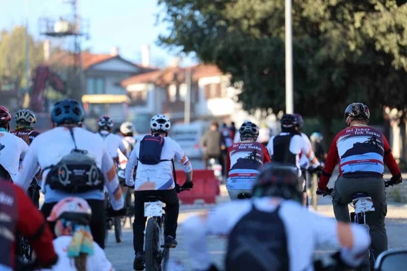 Safranbolu’da tarihi ve doğal güzellikler eşliğinde bisiklet süren katılımcılar