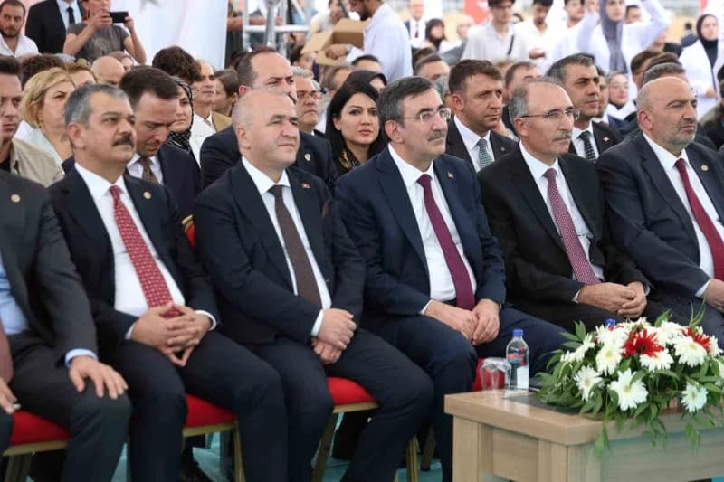 Cumhurbaşkanı Yardımcısı Cevdet Yılmaz ve diğer katılımcılar