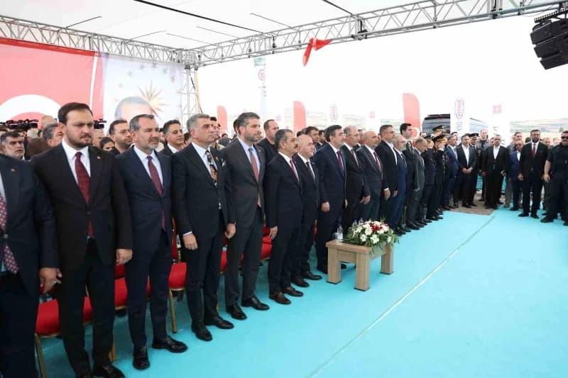 Cumhurbaşkanı Yardımcısı Cevdet Yılmaz, Fırat Üniversitesi Hastanesi’nin yeni yapılacak alanda temel atma programına kat