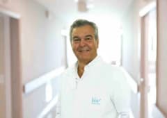 Şah damarı darlığı ve inme riski hakkında bilgilendirme yapan doktor