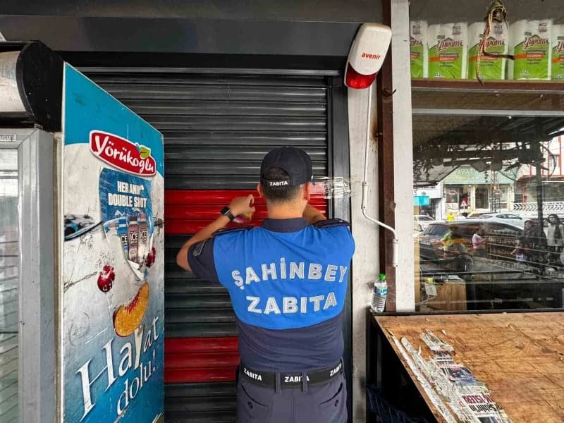 Şahinbey Belediyesi Zabıta ekiplerinin denetimlerinde son kullanma tarihi geçmiş ürün sattığı belirlenen OLİ Center zinc