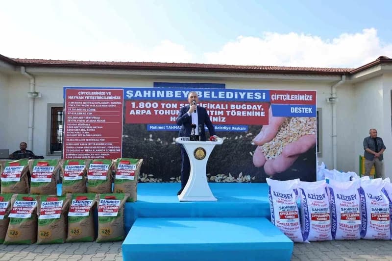 Şahinbey Belediyesi tarafından Gaziantep Almalı köyünde çiftçilere tohum dağıtımı yapılırken görüntü