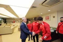 Şahinbey Belediye Başkanı Mehmet Tahmazoğlu, genç güreşçilerle makamında buluşuyor