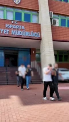 Isparta'da sahte araç kiralama dolandırıcılığına yönelik operasyon sırasında polis ekipleri
