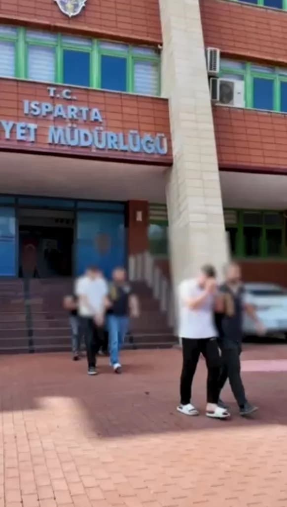 Isparta'da sahte araç kiralama dolandırıcılığına yönelik operasyon sırasında polis ekipleri