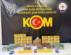 Muğla Marmaris’te kaçak tütün operasyonunda ele geçirilen sahte bandroller ve tütün ürünleri