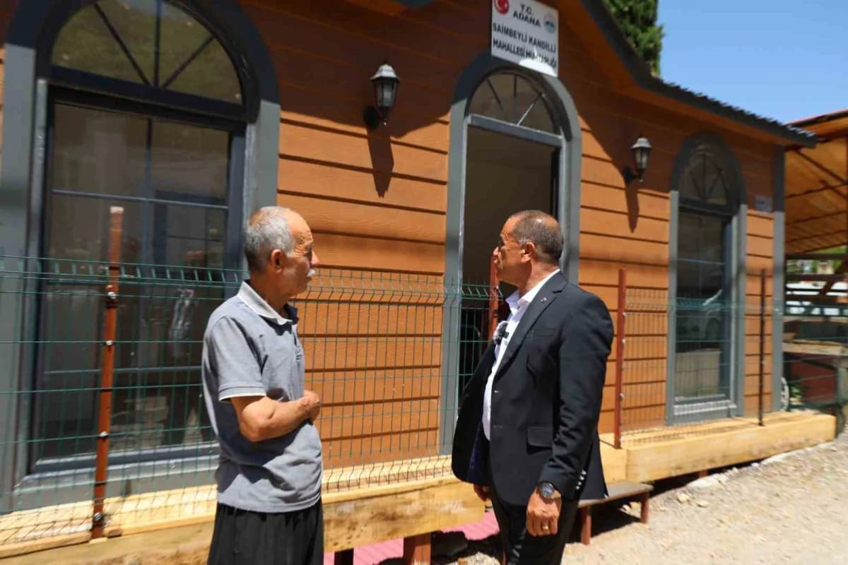 Belediye Başkanı Mahmut Dal (Sağda), kandilli Mahallesi’ne yapılan Muhtar evini inceledi, vatandaşlarla sohbet etti