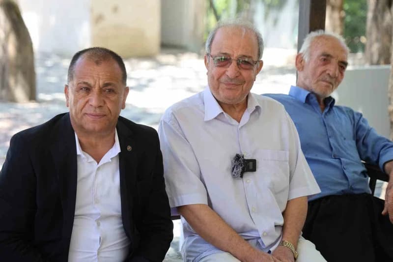 Belediye Başkanı Mahmut Dal (Solda), kandilli Mahallesi’ne yapılan Muhtar evini inceledi, vatandaşlarla sohbet etti