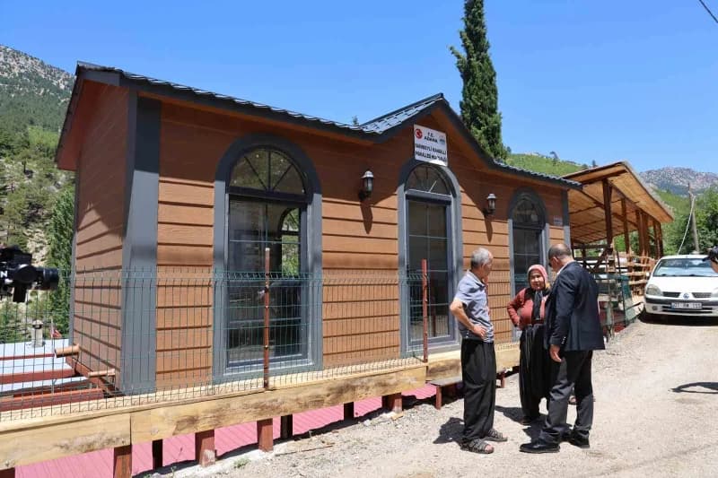 Adana Saimbeyli’de belediye tarafından yapılan muhtar evi binası