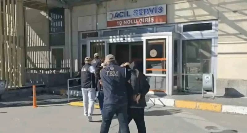 Tutuklular sağlık kontrolü için hastaneye getirildi.