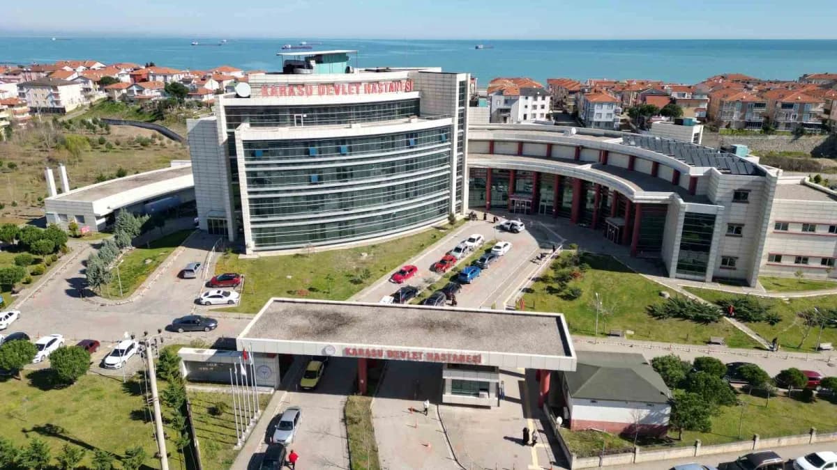 Sakarya Karasu Devlet Hastanesi binası önünde sağlık çalışanları