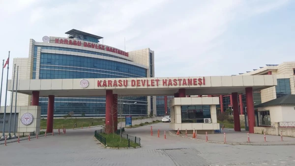 Sakarya'nın Karasu ilçesinde Devlet Hastanesinde görev yapan dahiliye doktoru, bazı hastalardan Sağlık hizmeti karşılığı