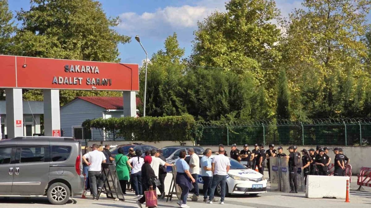 Duruşma sonrası bahçede karşılaşan taraflar arasında çıkan tartışma kavgaya dönüştü. Bölgeye sevk edilen polis ekipleri,