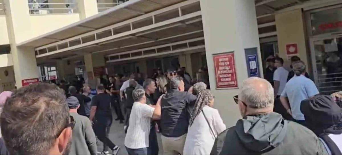 Sakarya Sapanca'da 23 yaşındaki gencin ölümüne ilişkin dava sonrası adliye binası önünde polis ve taraflar