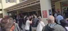 Sakarya Sapanca'da 23 yaşındaki gencin ölümüne ilişkin dava sonrası adliye binası önünde polis ve taraflar