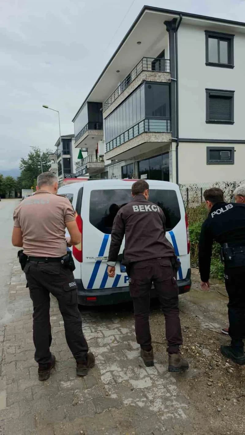Akyazı ilçesinde yabancı uyruklu bir şahsın ikametine girerek para, döviz ve cep telefonlarını çaldıkları iddiasıyla göz