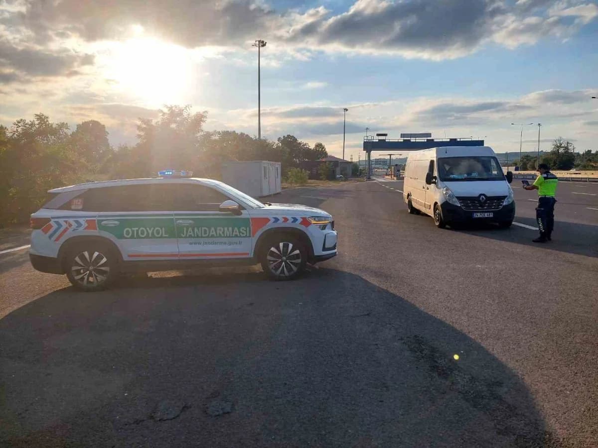 Sakarya’da Jandarma ekipleri tarafından Kuzey Marmara ve Anadolu Otoyolu Gişelerinde icra edilen yol kontrol denetimleri