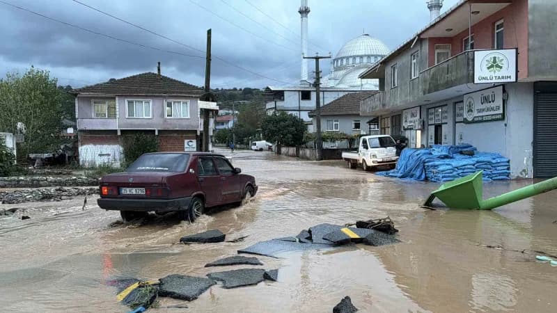 Sakarya'nın Karasu ilçesinde etkili olan kuvvetli sağanak yağışın ardından adeta göle dönen mahallede ulaşım kepçe ve tr
