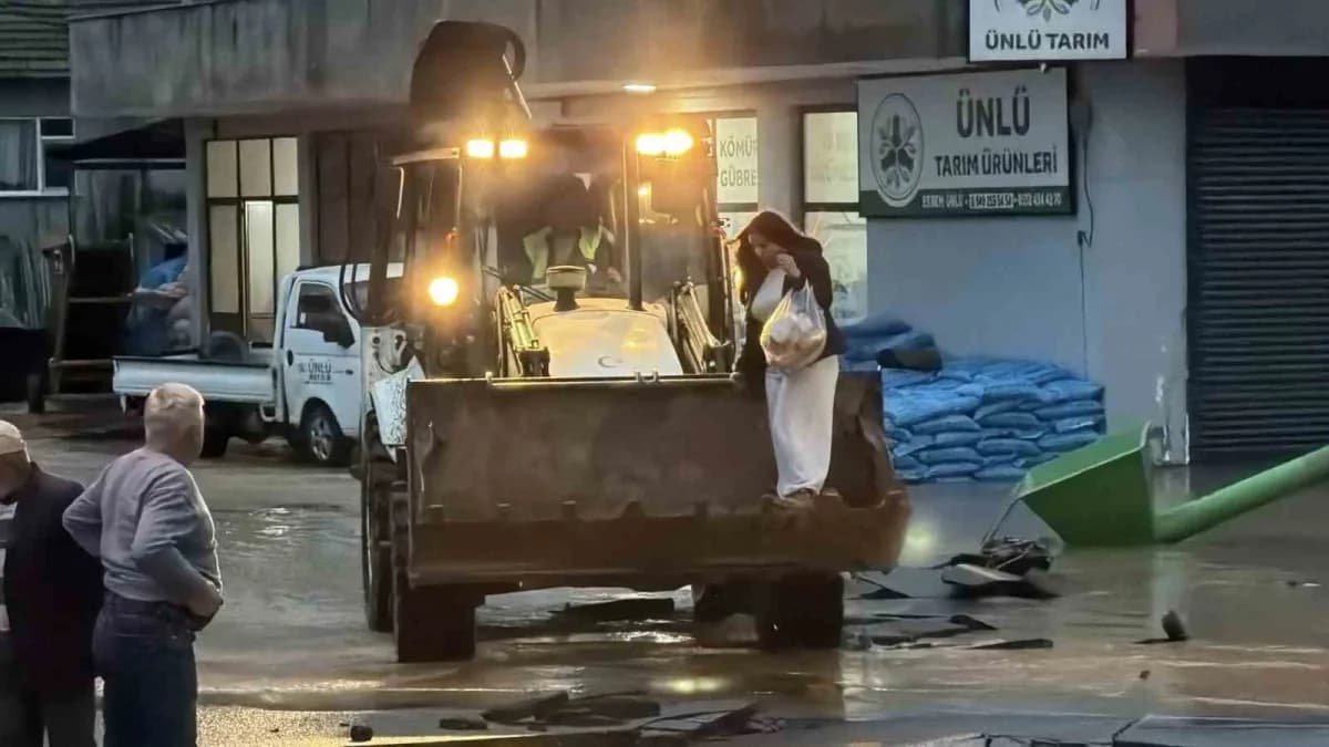 Sakarya Karasu Darıçayırı Mahallesi'nde sel sonrası suyla kaplanmış yollar ve kepçe ile traktörlerin ulaşım sağlaması