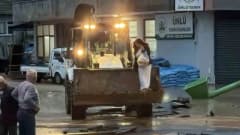 Sakarya Karasu Darıçayırı Mahallesi'nde sel sonrası suyla kaplanmış yollar ve kepçe ile traktörlerin ulaşım sağlaması