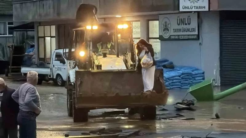 Sakarya Karasu Darıçayırı Mahallesi'nde sel sonrası suyla kaplanmış yollar ve kepçe ile traktörlerin ulaşım sağlaması