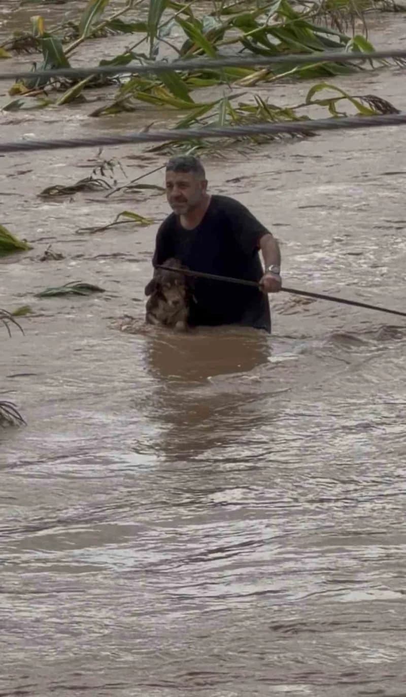Sakarya'nın Karasu ilçesinde etkili olan kuvvetli sağanak yağışın ardından adeta göle dönen mahallede ulaşım kepçe ve tr