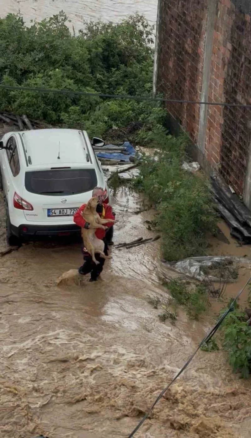 Sakarya'nın Karasu ilçesinde etkili olan kuvvetli sağanak yağışın ardından adeta göle dönen mahallede ulaşım kepçe ve tr
