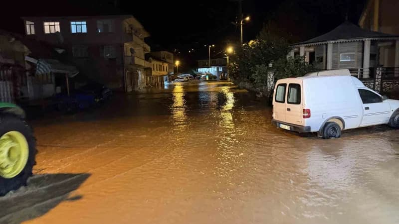 Sakarya'nın Karasu ilçesinde etkili olan kuvvetli sağanak yağışın ardından adeta göle dönen mahallede ulaşım kepçe ve tr