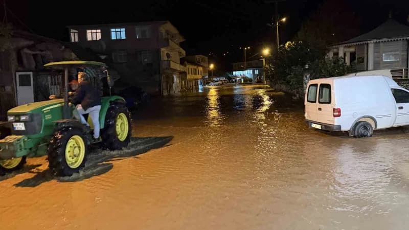Sakarya'nın Karasu ilçesinde etkili olan kuvvetli sağanak yağışın ardından adeta göle dönen mahallede ulaşım kepçe ve tr