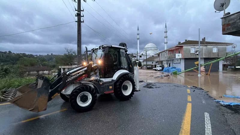 Sakarya'nın Karasu ilçesinde etkili olan kuvvetli sağanak yağışın ardından adeta göle dönen mahallede ulaşım kepçe ve tr