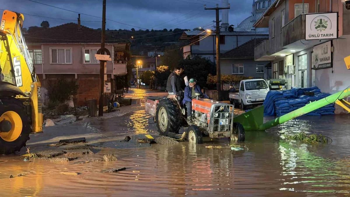 Sakarya'nın Karasu ilçesinde etkili olan kuvvetli sağanak yağışın ardından adeta göle dönen mahallede ulaşım kepçe ve tr