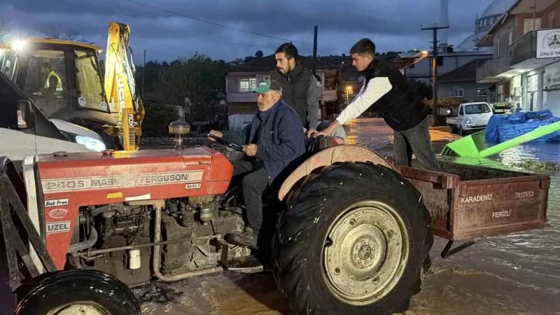 Sakarya'nın Karasu ilçesinde etkili olan kuvvetli sağanak yağışın ardından adeta göle dönen mahallede ulaşım kepçe ve tr