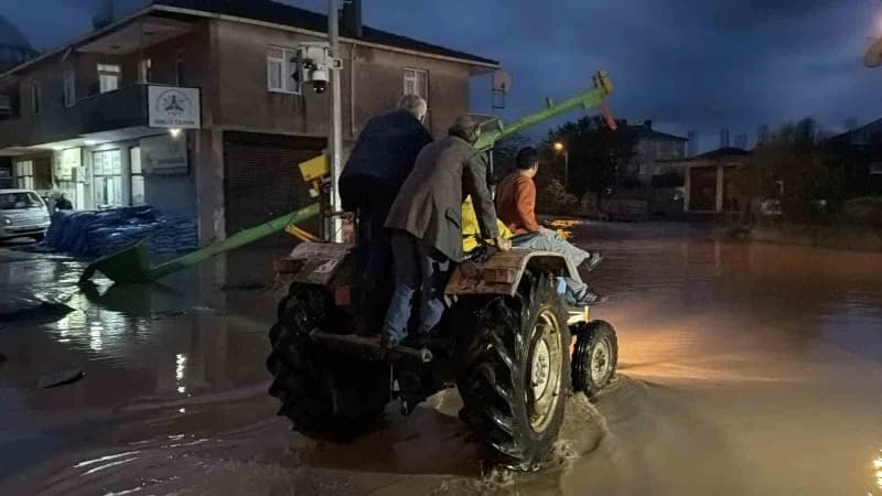 Sakarya'nın Karasu ilçesinde etkili olan kuvvetli sağanak yağışın ardından adeta göle dönen mahallede ulaşım kepçe ve tr