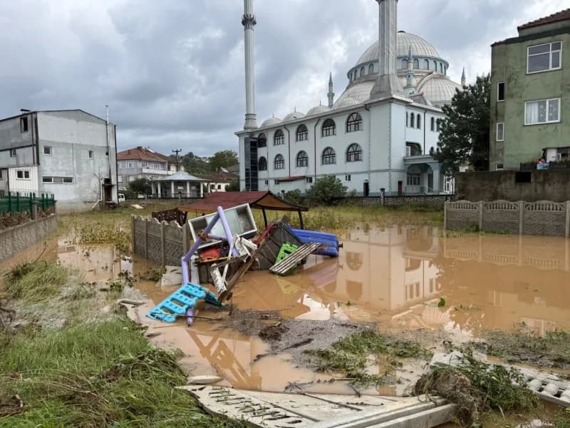 Sakarya'nın Karasu ilçesinde kuvvetli sağanak yağış sonrası baraj sularının taşmasıyla sular altında kalan Darıçayırı Ma